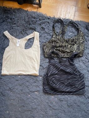 Women’s Lululemon sports bra lot size small